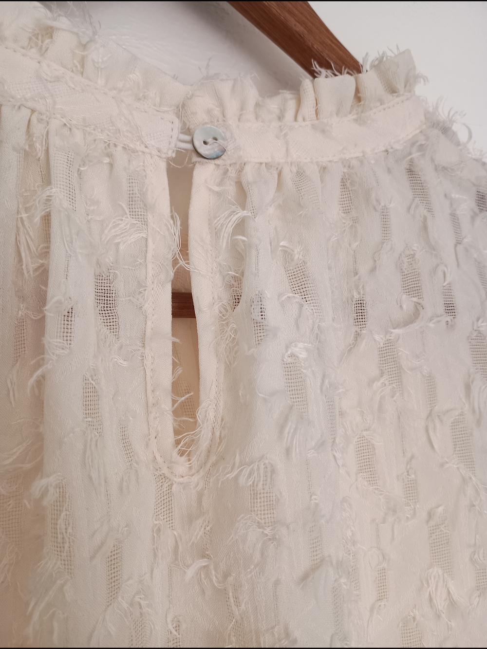 THML Blouse Ivory Textured Sleeveless Ruffle Fringe Button Round Neck M - Picture 4 of 11